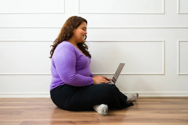 Side View Happy Fat Woman Working Laptop Doing Online Shopping — Stock fotografie