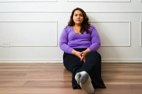 Kızgın Yorgun Hisseden Obez Genç Kadın Evde Otururken Kameraya Bakıyor — Stok fotoğraf