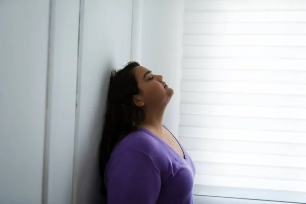 Depresyon Obeziteden Muzdarip Yalnız Genç Bir Kadın Kendini Evde Bitkin — Stok fotoğraf