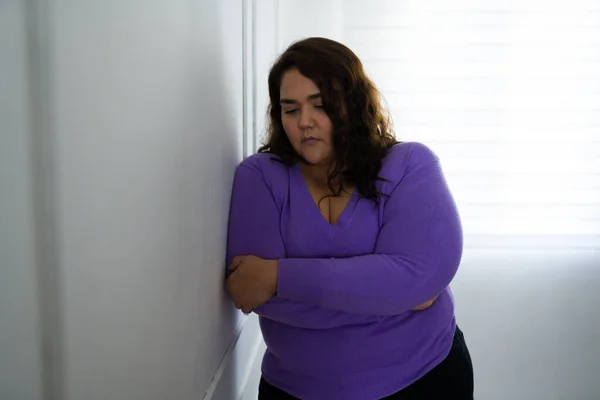 Μοναχική Παχύσαρκη Γυναίκα Αγκαλιάζει Τον Εαυτό Της Νιώθοντας Λυπημένη Και — Φωτογραφία Αρχείου