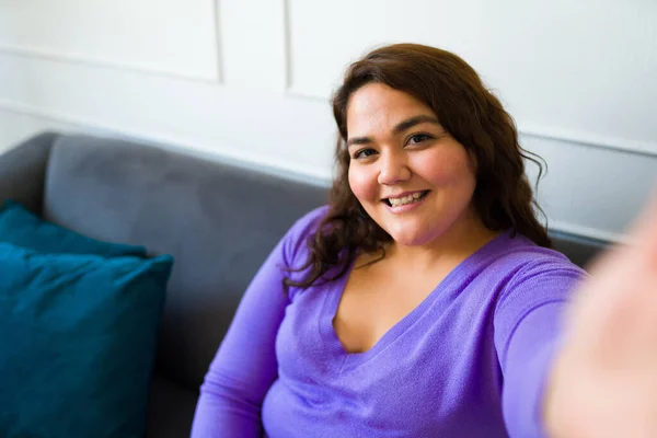 Personal Perspective Fat Hispanic Woman Taking Selfie Smiling While Resting — Foto de Stock