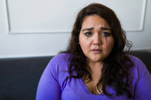 一个抑郁的肥胖女人的画像 在分手后哭着毁了她的睫毛膏和妆容 看起来很伤心 — 图库照片