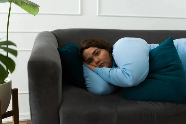 Tlustá Žena Depresi Leží Gauči Dívá Kameru Cítí Doma Smutně — Stock fotografie