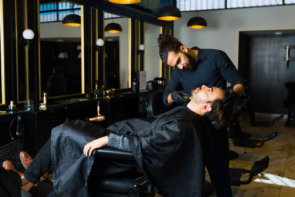 Peluquero Profesional Hispano Trabajando Una Elegante Peluquería Afeitando Barba Cliente — Foto de Stock