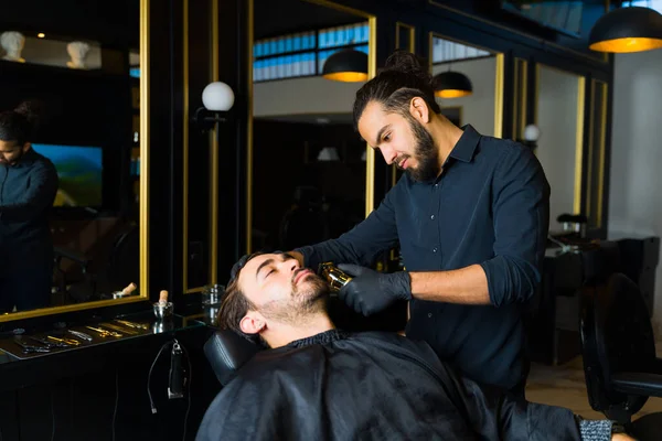 Guapo Peluquero Profesional Recortando Detallando Barba Atractivo Cliente Masculino Una — Foto de Stock