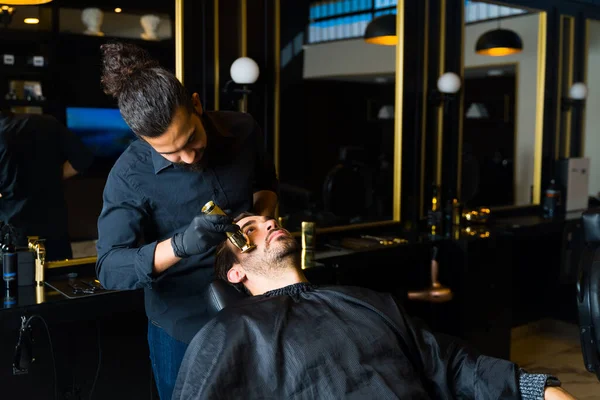 Male Barber Shaving Beard Caucasian Client While Working Sophisticated Barber — Stok fotoğraf
