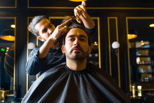 Portrait Attractive Man Looking Camera While Getting New Haircut Hairstyle — Stok fotoğraf
