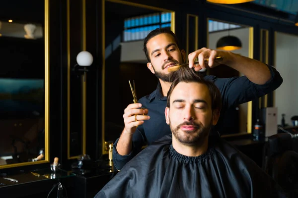 Hispanic Man Smiling While Cutting Hair Relaxed Young Man New — Stok fotoğraf