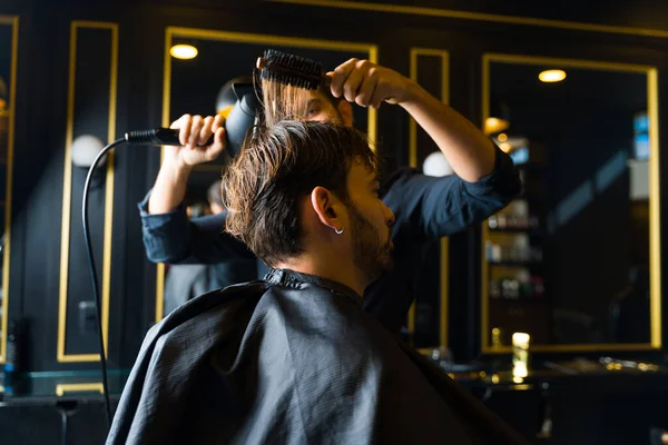 Caucasian Man Seen While Getting New Hairstyle Cutting His Hair — Foto de Stock