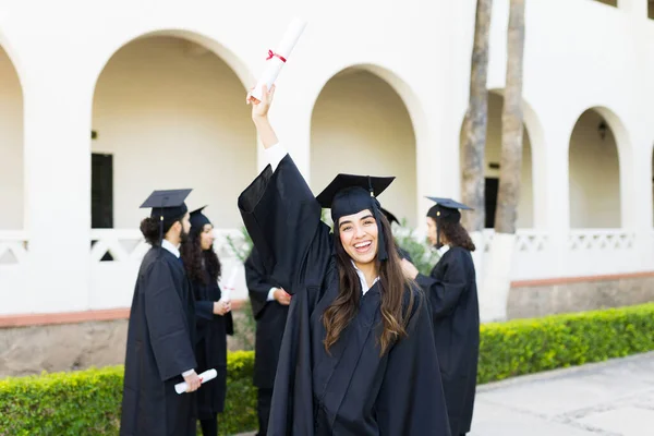 Возбужденная Молодая Женщина Показывает Свой Университетский Диплом Празднует После Посещения — стоковое фото