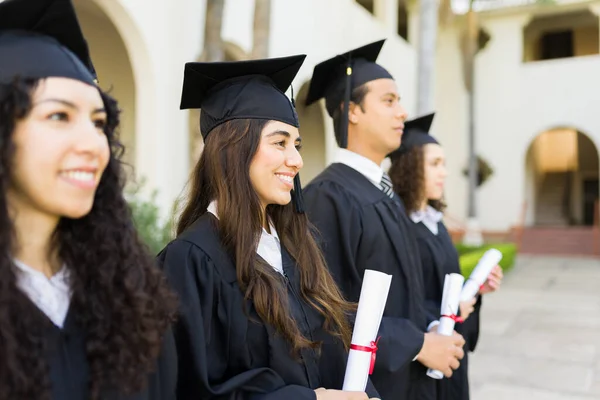 Perfil Mulheres Homens Que Graduam Recebendo Seus Diplomas Universitários Sua — Fotografia de Stock