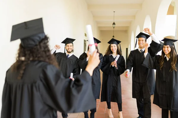 Visão Traseira Uma Jovem Comemorando Graduação Universidade Com Grupo Amigos — Fotografia de Stock