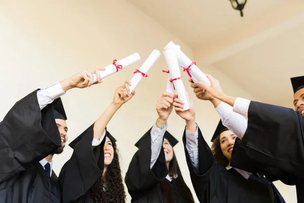 Baixo Ângulo Grupo Graduados Mostrando Seus Diplomas Universitários Após Sua — Fotografia de Stock
