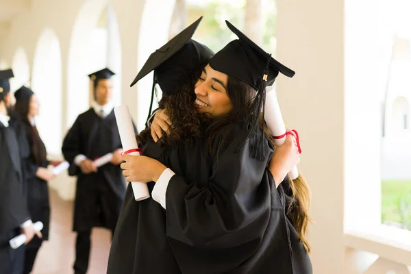 Ελκυστικές Γυναίκες Φίλες Και Απόφοιτοι Αγκαλιάζονται Και Χαμογελούν Χαρούμενες Κατά — Φωτογραφία Αρχείου