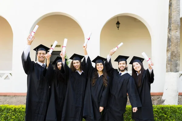 Jovens Mulheres Homens Atraentes Que Recebem Seu Diploma Universitário Formatura — Fotografia de Stock