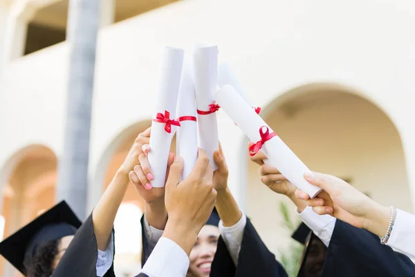 Close Grupo Amigos Mostrando Seus Diplomas Universitários Durante Sua Cerimônia — Fotografia de Stock