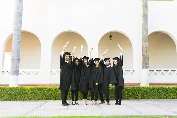 Full Length Group Friends Graduates College Campus Celebrating Receiving University — Fotografia de Stock