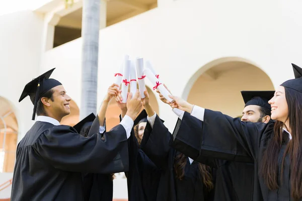 Graduados Universitários Juntando Seus Diplomas Universitários Celebrando Durante Sua Graduação — Fotografia de Stock