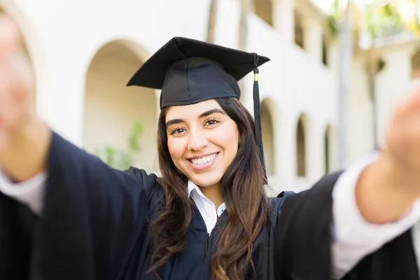 Beautiful Hispanic Woman Taking Selfie Her Graduation Gown Her Ceremony — Fotografia de Stock