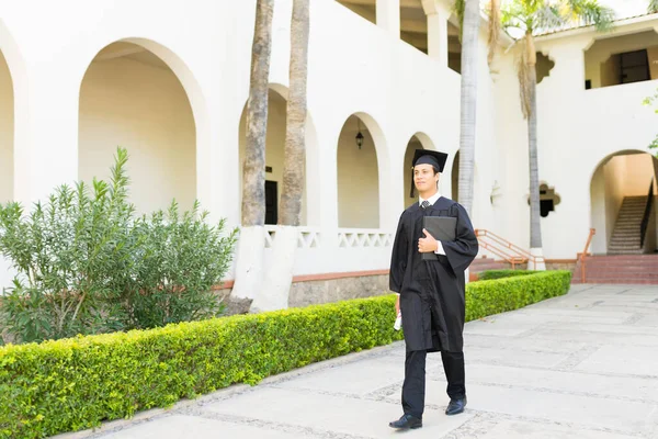 Красивый Латиноамериканец Прогуливающийся Кампусу Колледжа Своим Выпускным Платьем После Получения — стоковое фото