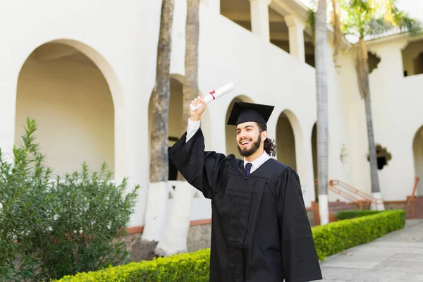 Atraente Homem Feliz Graduado Recebendo Seu Diploma Universitário Rindo Enquanto — Fotografia de Stock