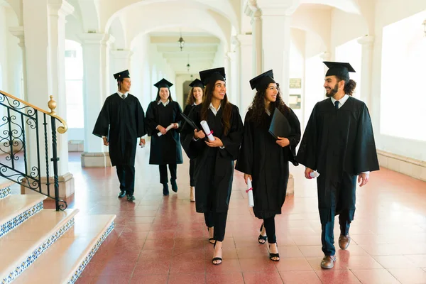 Mulheres Homens Graduados Andando Campus Faculdade Com Seus Vestidos Formatura — Fotografia de Stock