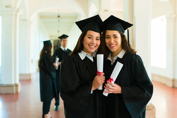 Mulheres Felizes Bonitas Melhores Amigos Posando Com Seus Diplomas Universitários — Fotografia de Stock