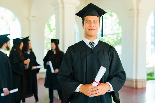 Bonito Latino Fazendo Contato Visual Segurando Seu Diploma Universitário Vestindo — Fotografia de Stock