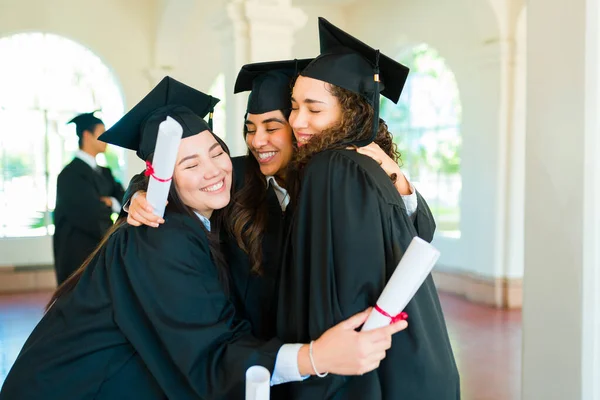 Mulheres Melhores Amigos Abraçando Celebrando Terminar Universidade Juntos Vestindo Vestidos — Fotografia de Stock