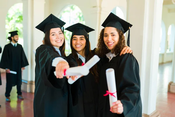 Jovens Mulheres Excitadas Sorrindo Mostrando Seus Diplomas Universitários Parecendo Felizes — Fotografia de Stock