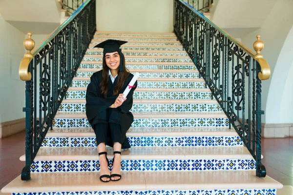 Mulher Latina Bonita Sentada Nas Escadas Universidade Campus Vestindo Seu — Fotografia de Stock