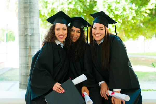 Retrato Mulheres Sorridentes Graduados Universitários Com Seus Diplomas Universitários Olhando — Fotografia de Stock