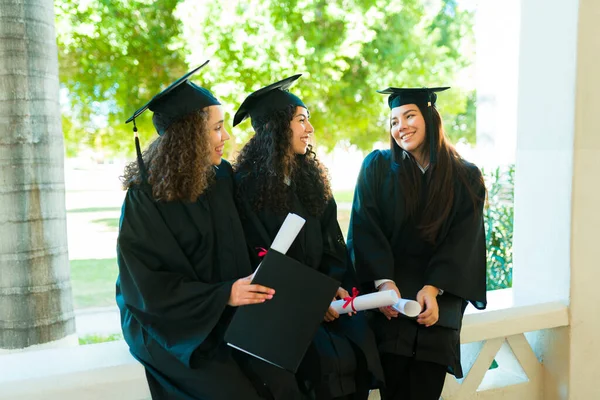 Jovens Mulheres Alegres Graduados Universitários Conversando Campus Universitário Após Sua — Fotografia de Stock