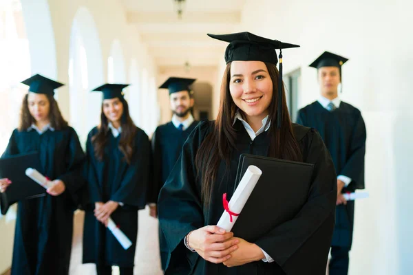 Caucasiano Mulher Atraente Segurando Seu Diploma Universitário Sorrindo Olhando Para — Fotografia de Stock