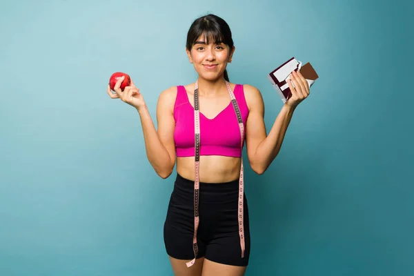 Atletisk Ung Kvinna Diet Och Utövar För Att Ner Vikt — Stockfoto