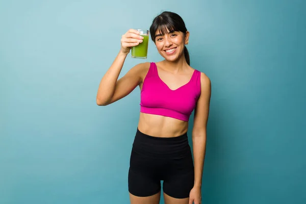 Attraktiv Glad Latinkvinna Sportkläder Dricka Hälsosam Grön Juice Innan Tränar — Stockfoto