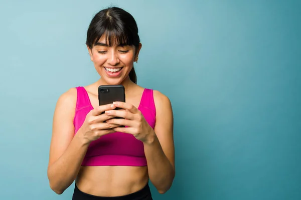 Vacker Kvinna Sms Smartphone Och Använda Fitness App För Hennes — Stockfoto
