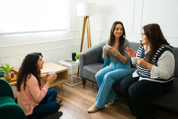 Rahatlamış Genç Kadınlar Iyi Arkadaşlar Kahve Içip Oturma Odasında Sohbet — Stok fotoğraf
