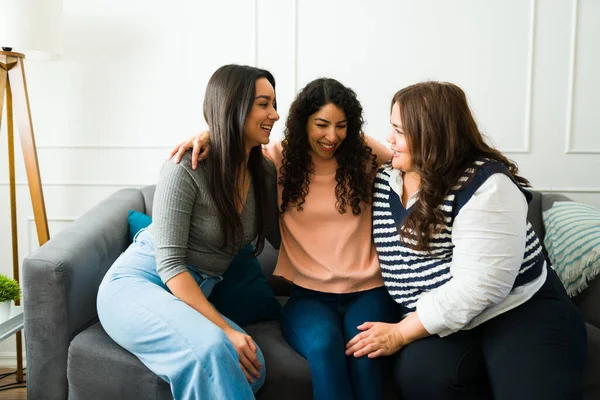 Opgewonden Jonge Vrouwen Vriendinnen Lachen Plezier Samen Thuis Tijdens Hun — Stockfoto