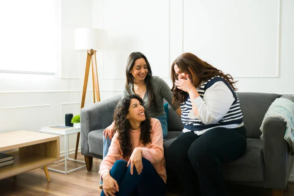 Mutlu Genç Kadınlar Gülüyor Iyi Arkadaşlar Olarak Eğleniyorlar Oturma Odasında — Stok fotoğraf