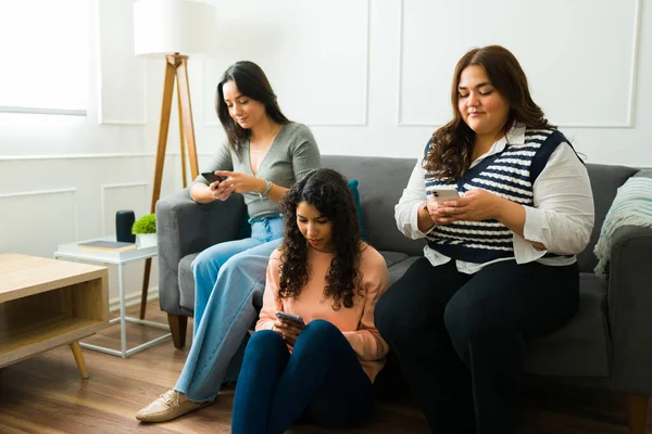 Attractive Young Women Friends Sitting Together Couch Relaxing While Texting — Stok fotoğraf