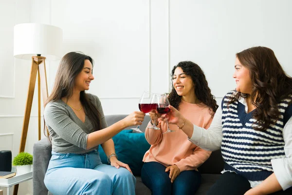 Mulheres Felizes Bonitas Amigos Brindar Enquanto Bebe Vinho Sorrindo Divertindo — Fotografia de Stock
