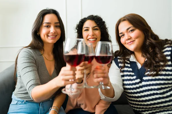 Jovens Mulheres Alegres Melhores Amigos Dizendo Brindar Enquanto Desfrutam Beber — Fotografia de Stock