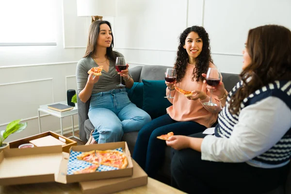 Felices Amigas Sonriendo Mientras Charlan Bebiendo Vino Comiendo Pizza Juntas — Foto de Stock