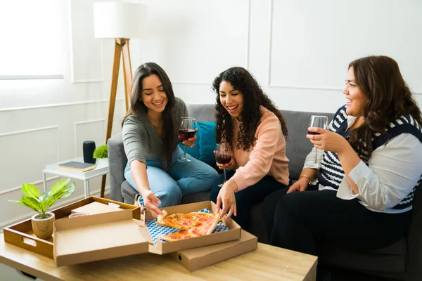 Emocionadas Mejores Amigas Riendo Comiendo Pizza Bebiendo Vino Juntas Casa — Foto de Stock