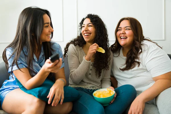Atrakcyjny Szczęśliwy Przyjaciele Śmieją Się Świetnie Się Bawią Jedząc Chipsy — Zdjęcie stockowe