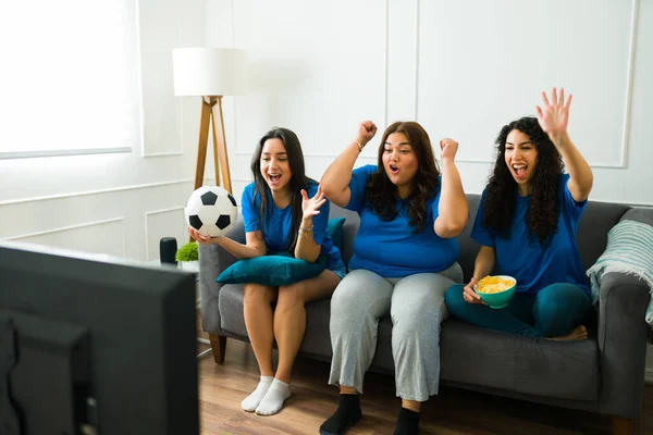 テレビでサッカーの試合を見ながら応援し お祝いし 楽しい3人の女性の友人 — ストック写真
