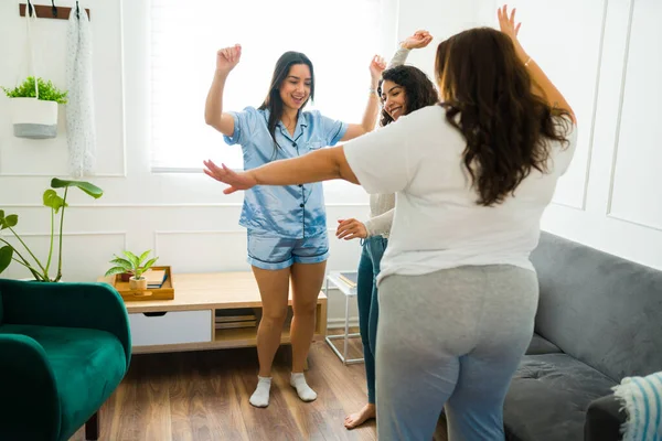 Attractive Happy Best Friends Pajamas Laughing Dancing Listening Music Fun — Foto Stock