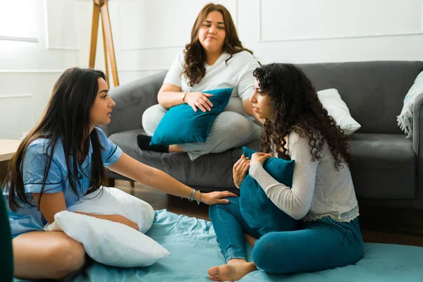 Sad Young Woman Talking Her Best Friends Her Problems Relaxing — Stock Photo, Image
