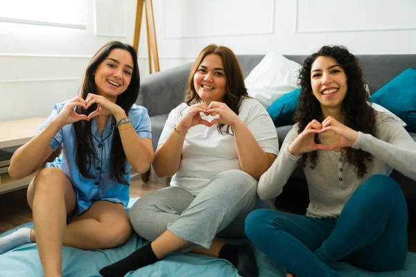 Jovens Mulheres Bonitas Amigas Compartilhando Seu Amor Amizade Fazendo Corações — Fotografia de Stock